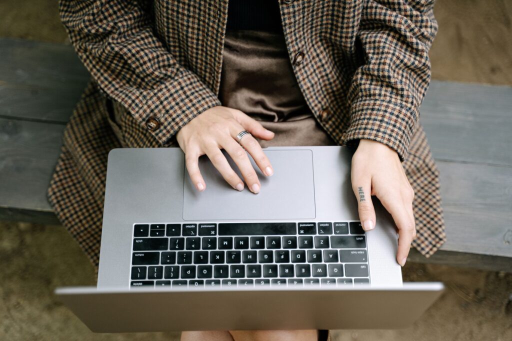 Persona buscando psicólogo desde su computadora