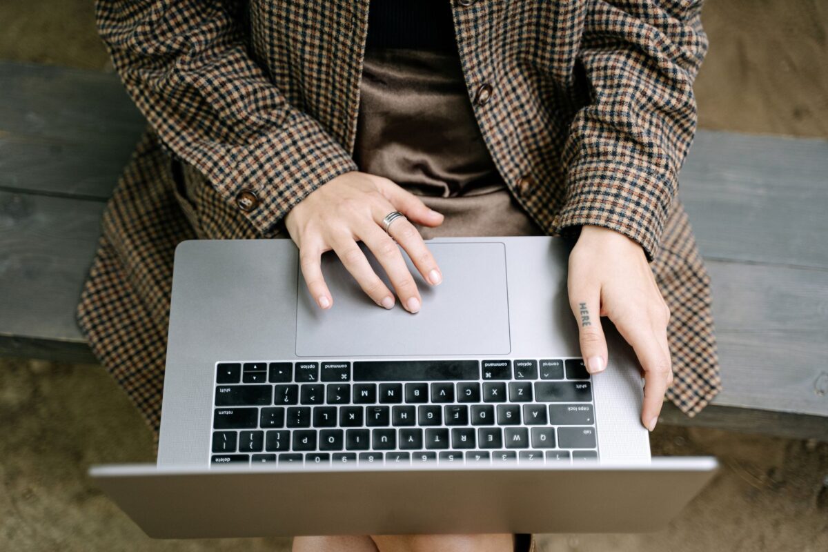 Persona buscando psicólogo desde su computadora
