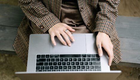 Persona buscando psicólogo desde su computadora