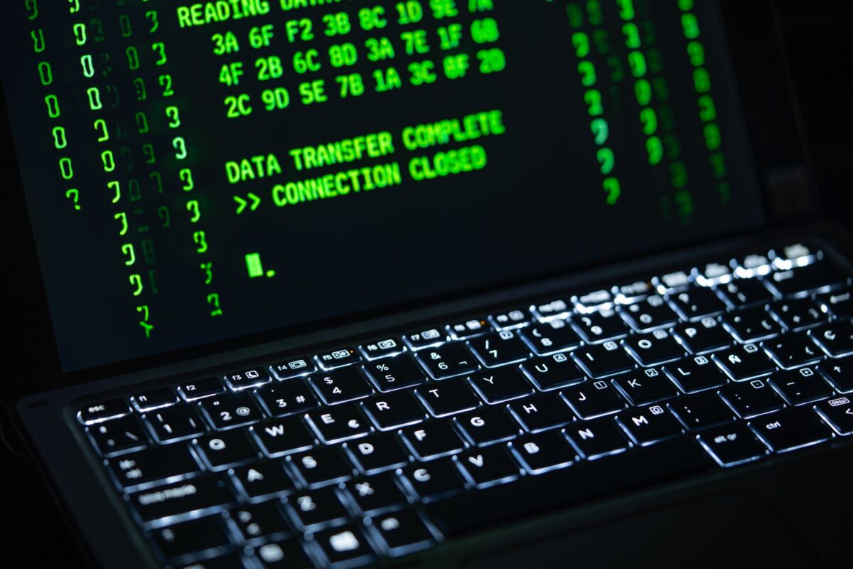 Perfil profesional en la pantalla de una computadora