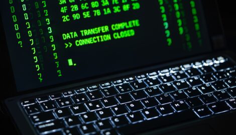 Perfil profesional en la pantalla de una computadora
