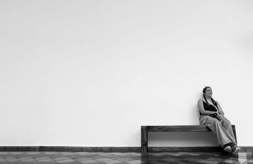 Persona pensativa sentada en un sillón