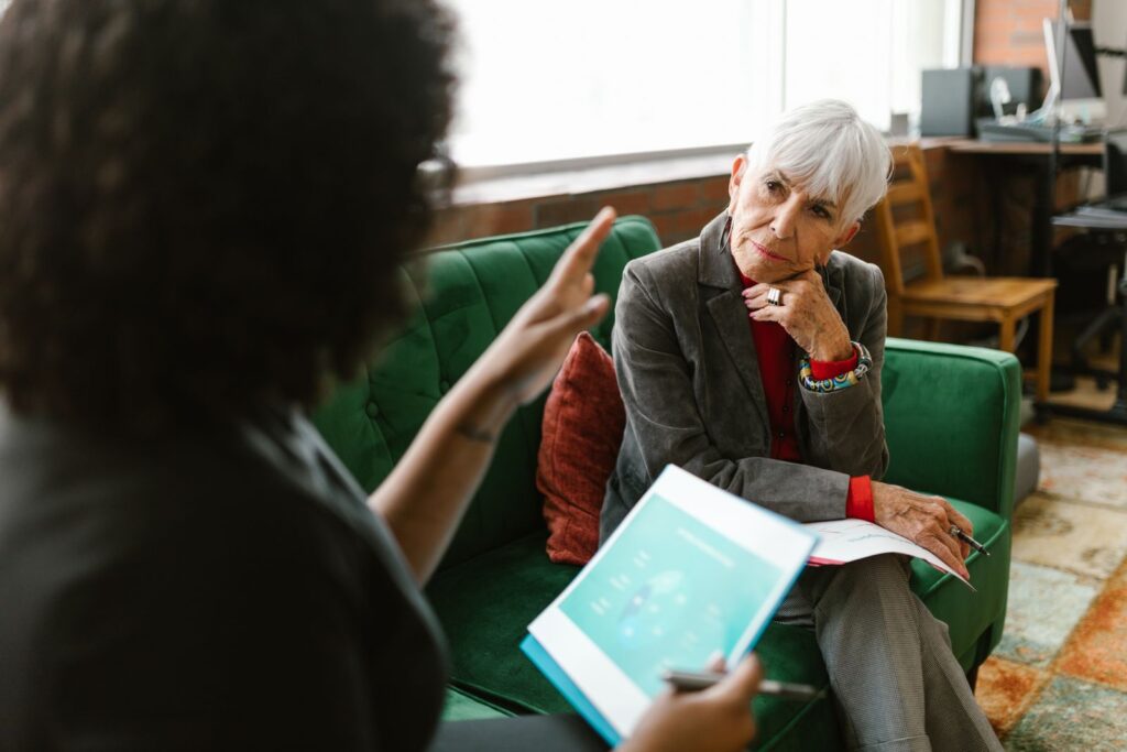 Mujer mayor conversando con su psicóloga durante una sesión de terapia