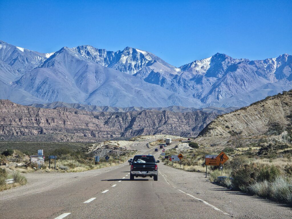 Vista de la ciudad de Mendoza con la montaña de fondo