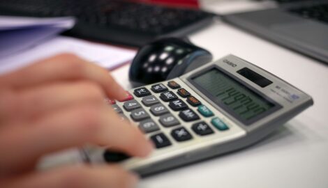 Cuentas sobre un escritorio
