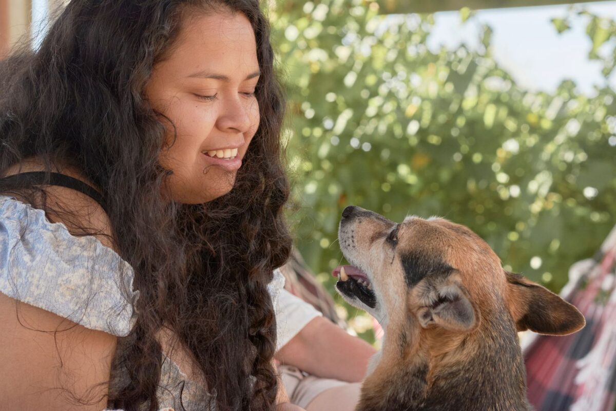 Persona acariciando a su mascota con gesto de cariño