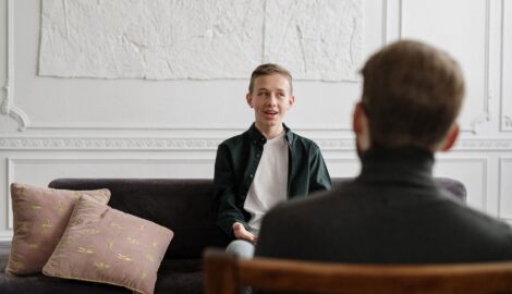 Un adolescente conversando con su psicóloga en una sesión