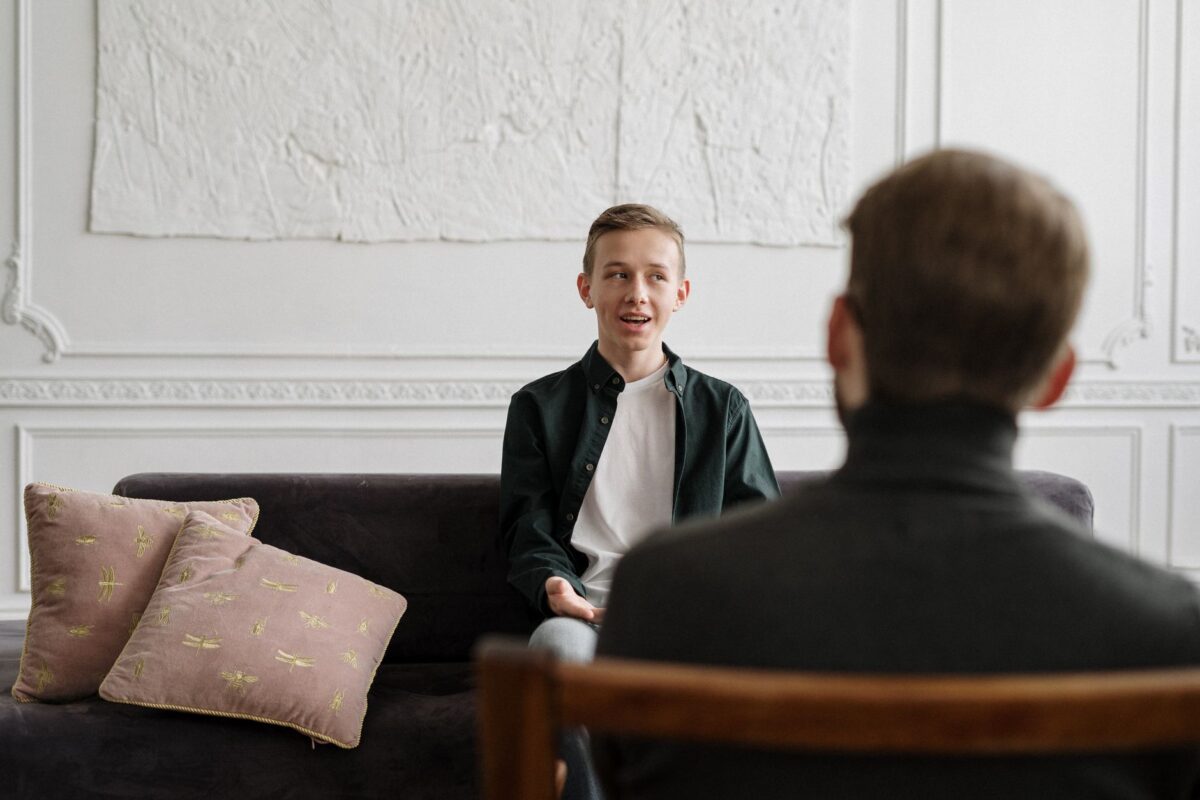 Un adolescente conversando con su psicóloga en una sesión